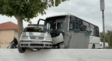Autobusi përplaset me makinën e policisë bashkiake në Fier,