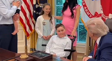 Trump pret në Zyrën Ovale familjen shqiptare, i jep dhuratën e