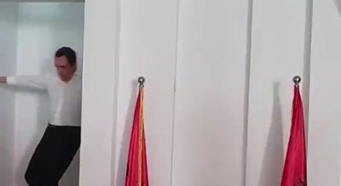 Video/ Shpëton për 'fije' Albin Kurti, për pak sa nuk
