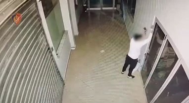 Vodhi çantat e punonjësve në spital, arrestohet