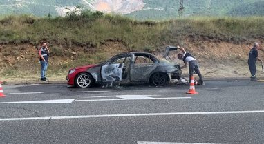 Përfshihet nga flakët makina në Bulqizë, shpëton