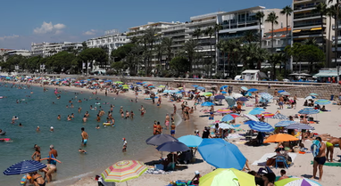 Franca ndalon pirjen e duhanit në plazhe dhe parqe