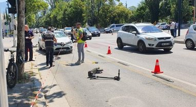 Tjetër aksident me monopatinë në Tiranë, makina përplas