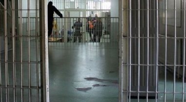 Fuste dr*gë dhe sende të paligjshme në qeli, arrestohet polici i