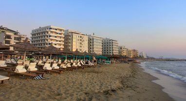 Golemi dhe Qerreti pa ujë në pikun e sezonit turistik