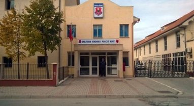 Ushtroi dhunë fizike dhe psikologjike ndaj bashkëshortes, arrestohet