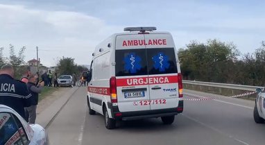Makina përplas dy turistë me motoçikletë në