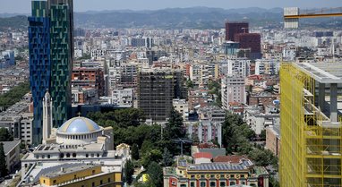 Raporti: Temperaturat brenda Tiranës ndryshojnë me 6 gradë nga