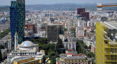 Ngadalësohet ekonomia, telekomunikacioni i shtohet bujqësisë dhe