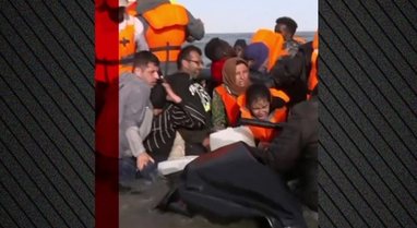 Policët francezë hyjnë në det me thika, çajnë