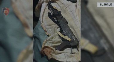 Iu gjetën në banesë armë zjarri pa leje, arrestohet