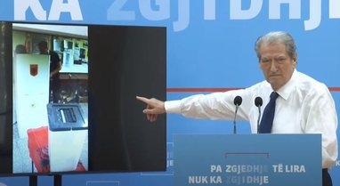 Berisha publikon të tjera pamje nga farsa elektorale: Votojnë