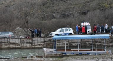 Hyri në ujë për të shpëtuar dy turistë, mbytet