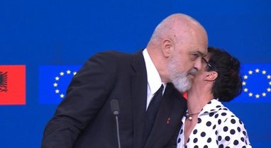 Shqip&euml;ria p&euml;rballet me kritika p&euml;r korrupsionin, Rama teat&euml;r