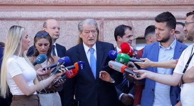 Depolitizimi i administrat&euml;s, Berisha: &Ccedil;&euml;shtje e negociueshme,