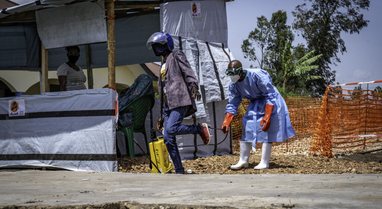 Alarmi nga Ebola/ Shefi i OBSH-s&euml; zbarkon n&euml; epiqendr&euml;n e virusit