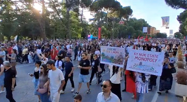 "Rama n&euml; burg", mij&euml;ra qytetar&euml; protestojn&euml; para