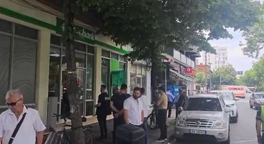 Grabitja e bank&euml;s n&euml; Tiran&euml;, autori i maskuar grabiti 10-15