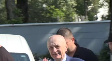 Meta l&euml; s&euml;rish qelin&euml;, do t&euml; pres&euml; ngush&euml;llimet