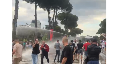 Video/ Policia hedh uj&euml; ndaj turm&euml;s, protesuesit &ccedil;ajn&euml;