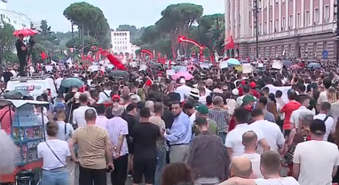 "Jep dor&euml;heqjen, duam revolucion", qytetar&euml;t me thirrje