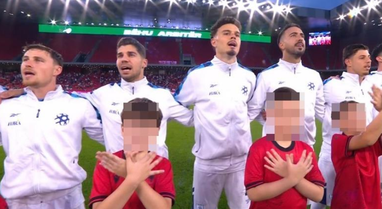 Tifoz&euml;t kuqezinj f&euml;rsh&euml;llejn&euml; himnin izraelit