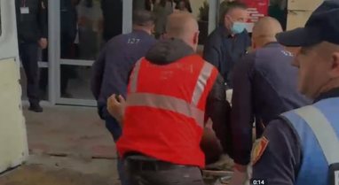 Pamjet/ Momenti kur autori i vrasjes s&euml; efektivit mb&euml;rrin i plagosur
