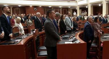 Kuvendi mban nj&euml; minut&euml; heshtje p&euml;r efektivin e vrar&euml;