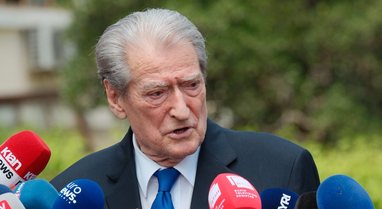 Berisha speaks outside Parliament: The Prime Minister is avoiding