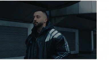 The moment when Gjesti enters the record company's offices armed