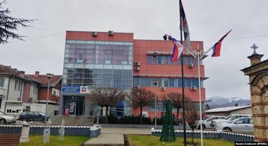Lirohen nga paraburgimi drejtor&euml;t e institucioneve serbe n&euml;