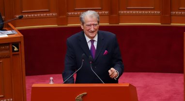 Berisha n&euml; Kuvend: Shqiptar&euml;t jan&euml; ngritur kund&euml;r