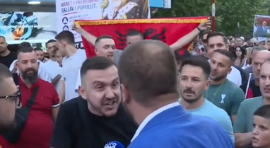Tensione para Kuvendit, protestuesit p&euml;rballen me deputetin socialist: O