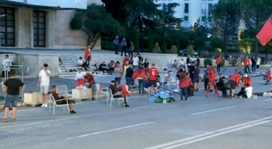 First night of resistance in front of the Prime Minister's Office,