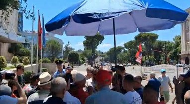 "Rama, resign!"/ Protesters set up tent in front of the Prime