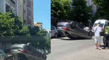 Accident in Durr&euml;s, car overturns in the middle of the road