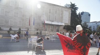 The resistance in front of the Prime Minister's Office continues, a group