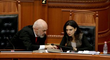 Spiropali ironizon Ram&euml;n: Flet&euml;-rrufe, kontroll algoritmik e