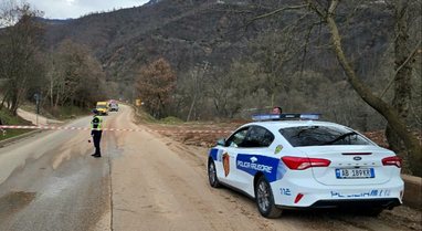 Bllokohet s&euml;rish aksi rrugor Librazhd-Prrenjas