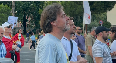 Ish-zv.ambasadori i OSBE-s&euml; n&euml; Tiran&euml; i bashkohet protest&euml;s