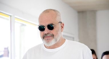Between celebration and protest for resignation, Edi Rama's different