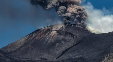 Etna shp&euml;rthen s&euml;rish, hiri mbulon Si&ccedil;ilin&euml; dhe pezullohen