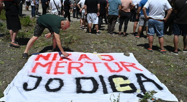 "Show us the documents", residents of Nikaj-M&euml;rtur demand