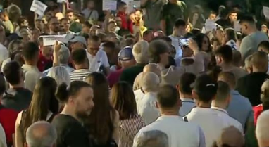 40 days of protest, young people bring Rama halva in front of the Prime