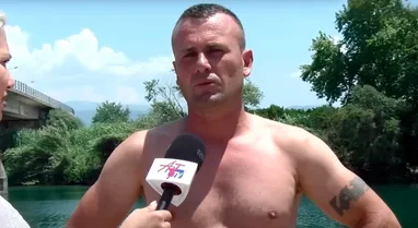 U hodh në lumë për të shpëtuar dy të miturit nga