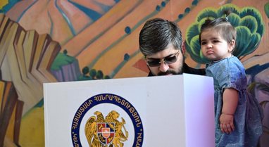 Armen&euml;t votojn&euml; p&euml;r t&euml; ardhmen e vendit mes Lindjes apo