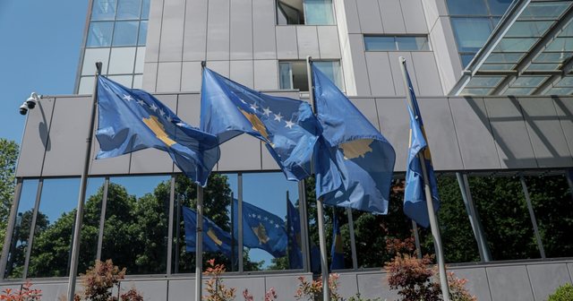 Qeveria e Kosovës pranon kërkesën e SHBA-ve për të