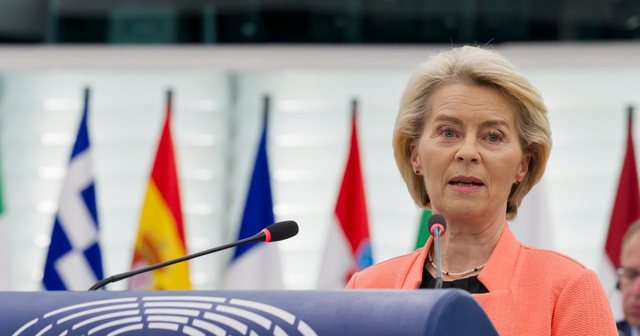 Ursula von der Leyen i mbijeton votëbesimit