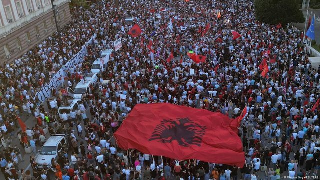Çfarë po e mban gjallë protestën në Shqipëri?