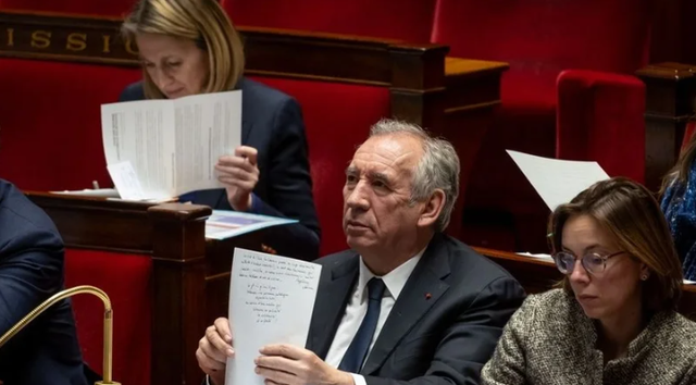 Kryeministri francez François Bayrou i mbijeton mocionit të